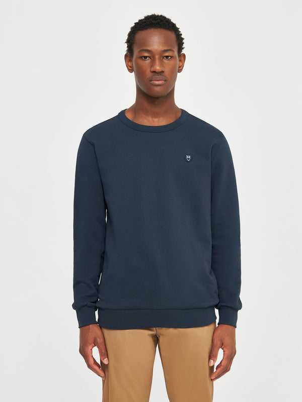 KnowledgeCotton Apparel - MEN Basic badge sweat Sweats 1001 Total Eclipse